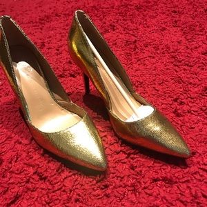 Gold crackled pump - Banana Republic